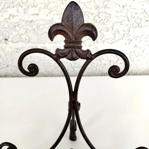 Vintage Cast Iron Fleur-de-Lis Display Easel Stand – Ornate Scroll Design – 11" - Picture 9 of 10